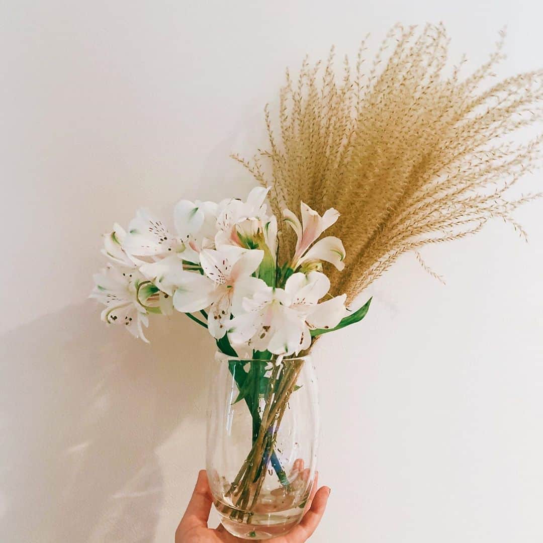MACOのインスタグラム：「おはよー 謎に早起きしてしまった！ 頂いたお花とススキ🌾💐 季節のものを生活へ取り入れたり 旬のものを頂くことって 体がとても喜ぶね^ - ^  今日から月曜日、一週間楽しくね✨」