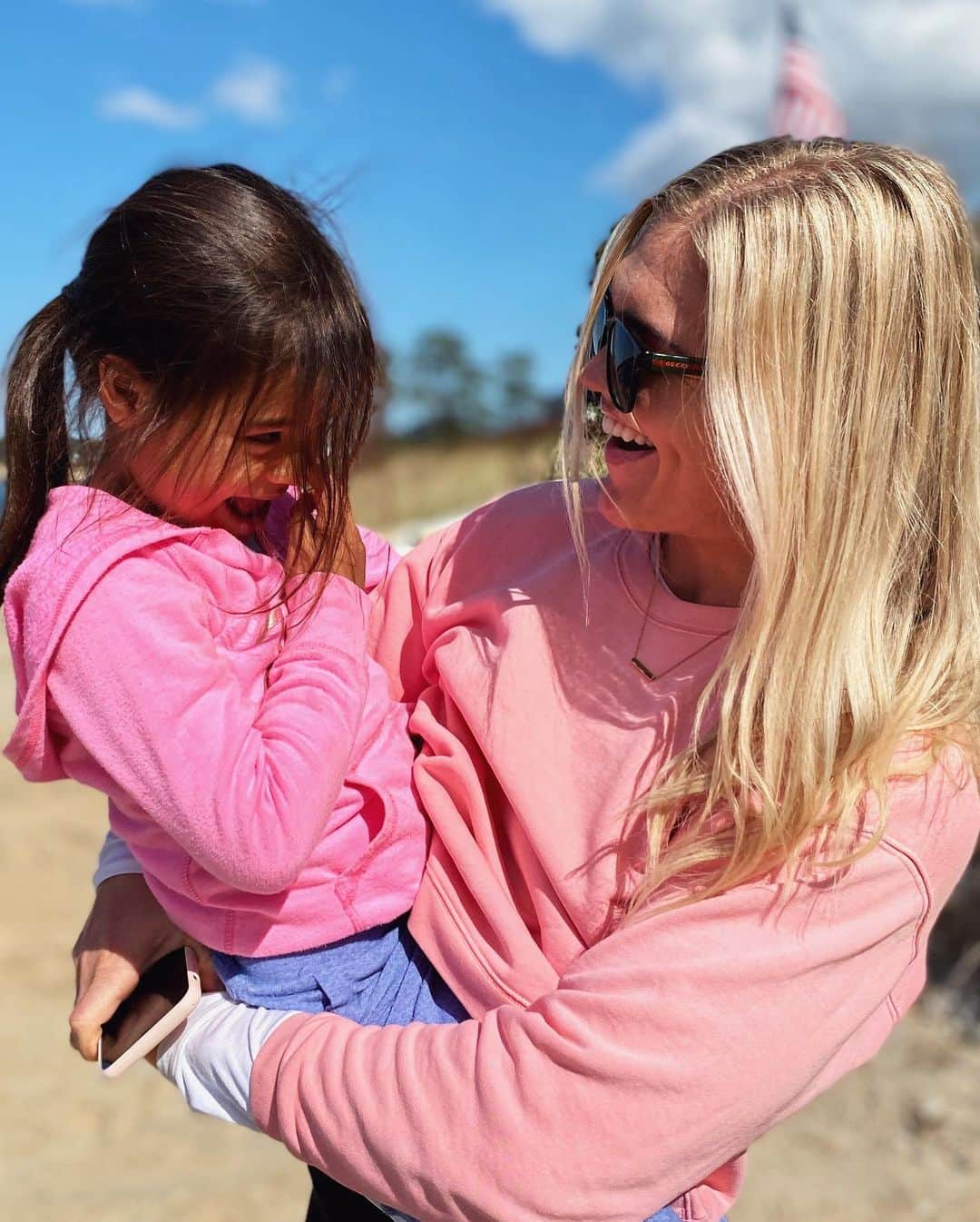 Katrin Tanja Davidsdottirさんのインスタグラム写真 - (Katrin Tanja DavidsdottirInstagram)「Two peas in a pod since ‘14 🐨💖✨ My Harley Love + one final cape day was just the perfect sunday before our last big week of training for stage 2 CF Games! xxx」10月5日 6時07分 - katrintanja