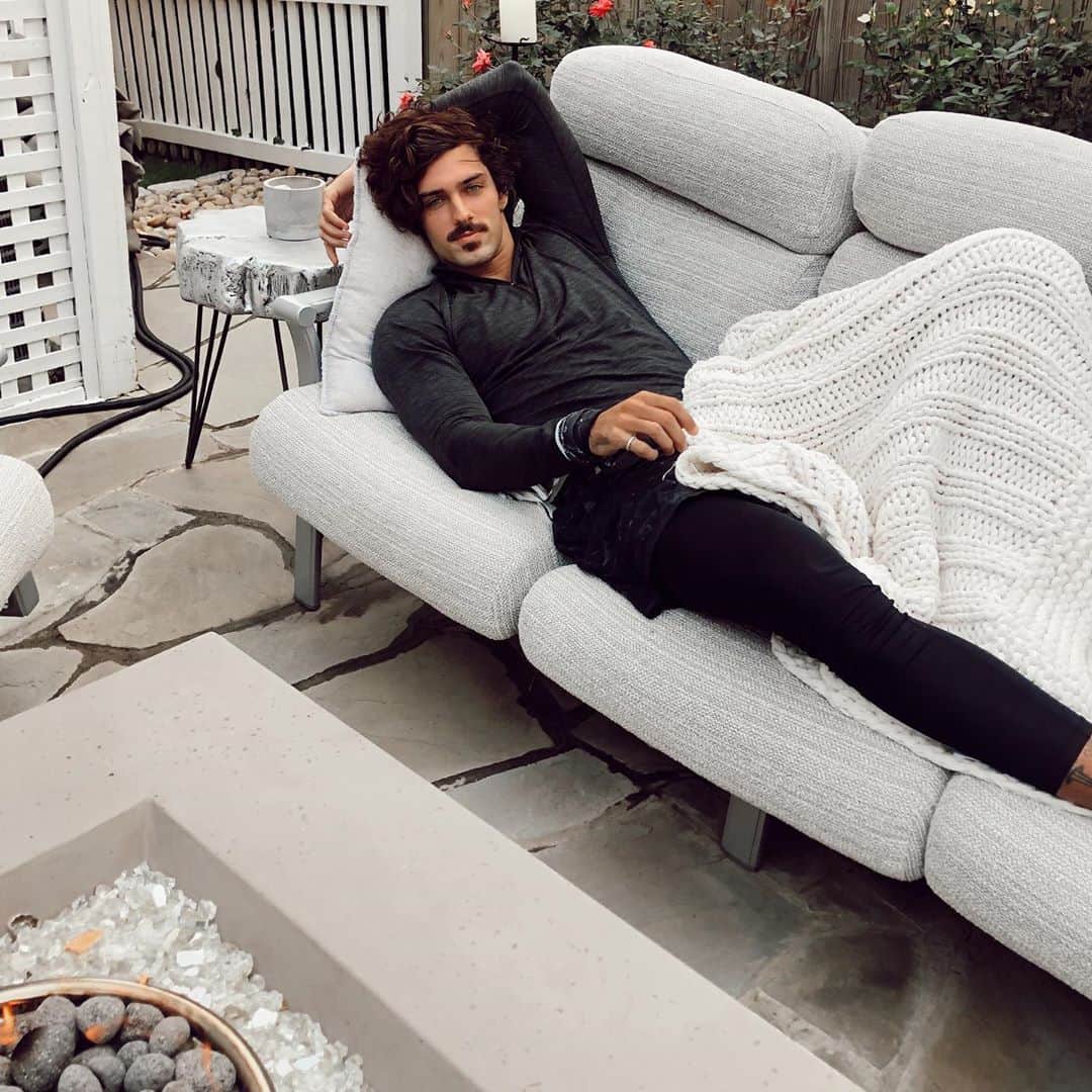 Steven Kellyのインスタグラム：「Football and Fall. Name a better duo」