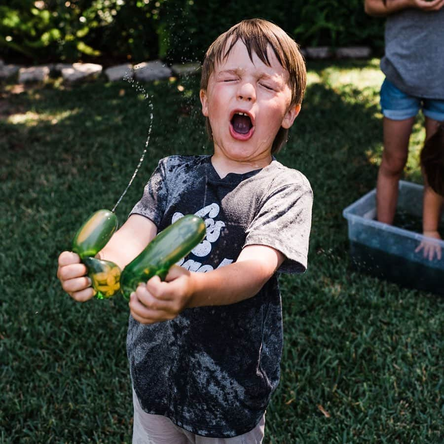 ティファニー・ティーセンさんのインスタグラム写真 - (ティファニー・ティーセンInstagram)「Sunday Funday! Water balloons to the rescue. #beattheheat」10月5日 6時39分 - tiffanithiessen