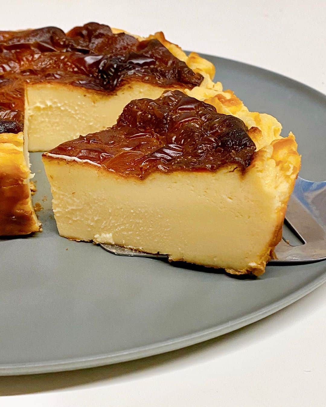 秋山具義さんのインスタグラム写真 - (秋山具義Instagram)「バスクチーズケーキ作り９回目。﻿ ﻿ 断面がきれいにできて、中トロで、美味しかった🧀 ﻿ #モジャメガネ焼き菓子部」10月4日 21時45分 - gugitter