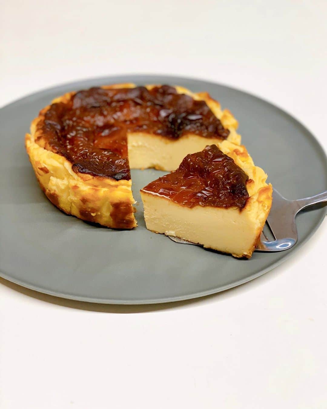 秋山具義さんのインスタグラム写真 - (秋山具義Instagram)「バスクチーズケーキ作り９回目。﻿ ﻿ 断面がきれいにできて、中トロで、美味しかった🧀 ﻿ #モジャメガネ焼き菓子部」10月4日 21時45分 - gugitter