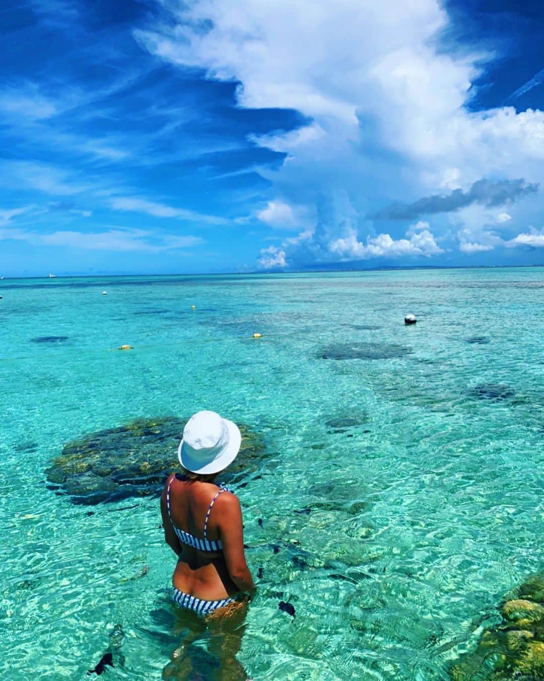 篠崎ゆうきのインスタグラム：「★  こげちゃった⛅️ 魚に囲まれてるの分かりますか？ ニモが近くにいて噛まれました🐠  #ニモ #魚たくさーん🐠  #まっくろ #日焼け #水着 #BILLABONG #沖縄 #bluesky💙  #篠崎ゆうき」