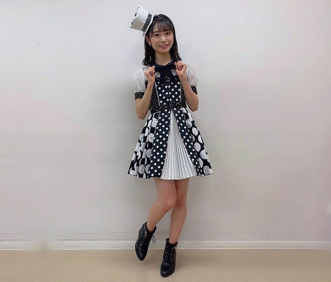 山内瑞葵さんのインスタグラム写真 - (山内瑞葵Instagram)「. ୨୧┈┈┈┈┈┈┈┈┈┈୨୧ . 2018年4月1日に行われた 『AKB48単独コンサート 〜ジャーバージャって何？〜』の時の自分の衣装 . シルエットも デザインも 存在感のある帽子も とっても可愛くてお気に入りです♪ . #AKB48 #衣装 . ୨୧┈┈┈┈┈┈┈┈┈┈୨୧」10月4日 21時39分 - zukky_48