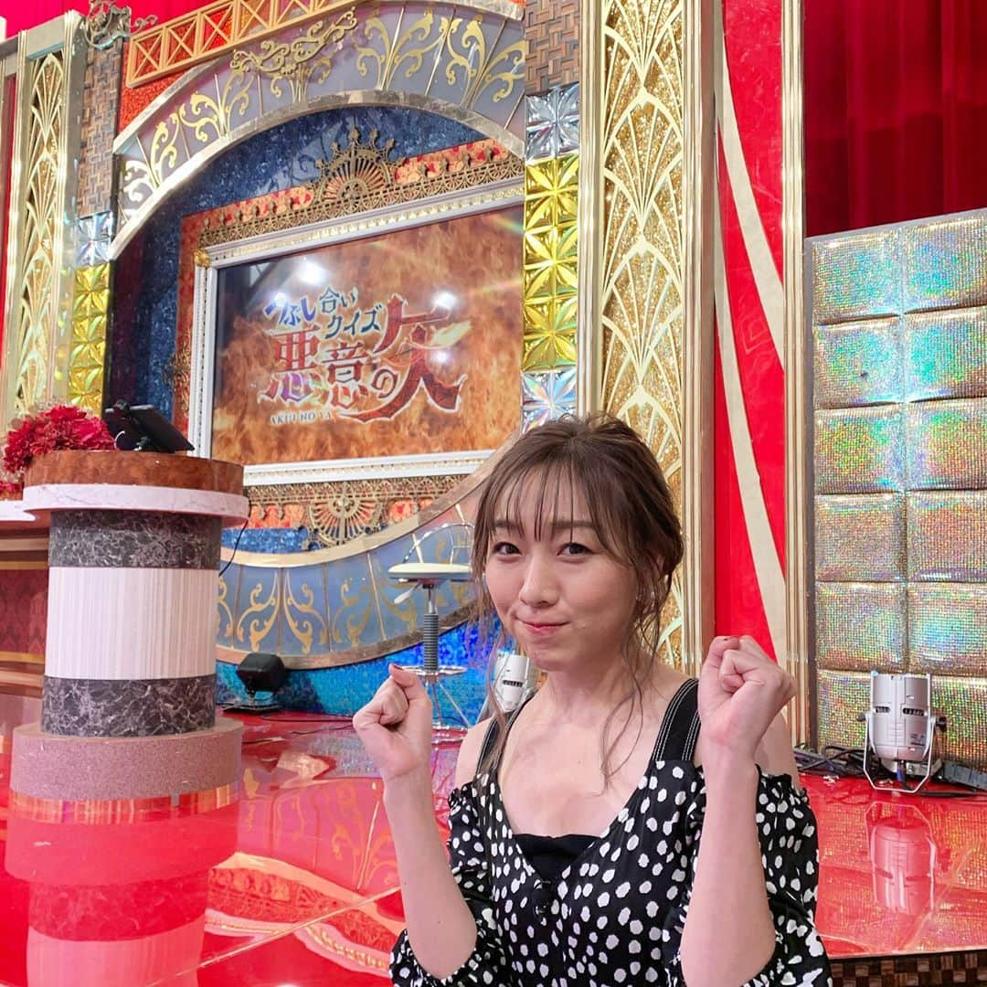 須田亜香里さんのインスタグラム写真 - (須田亜香里Instagram)「最近のコーデを一気載せ❤️ 皆はどの番組で着たものが好み？ . ①②→#夢人 リモート密着ストーリー 掟破りのまさかの縦割れジーンズにオフショル . ③④→ #打姫オバカミーコ 特番 見えそうで見えない赤のシースルーワンピ . ⑤⑥→ #有田プレビュールーム 葡萄みたいな差し色パンプスがポイントなコーデ . ⑦⑧→ #悪意の矢 クイズに敗退して5分で出演時間終わった日のドットのワンピース . ⑨⑩→ #abema的ニュースショー  右肩も足もチラ見えしちゃう服 . .」10月4日 21時39分 - akarisuda