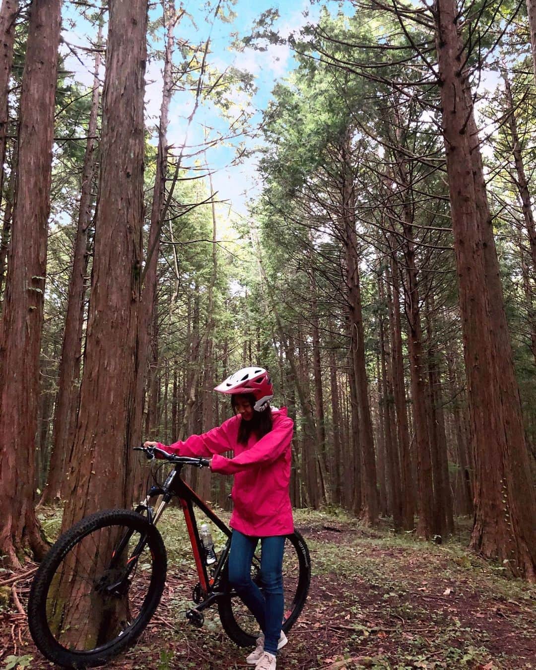 橋本聖子さんのインスタグラム写真 - (橋本聖子Instagram)「#富士山アクティビティ 🗻 東京もGo toトラベルが解禁されたと言うことで、おすすめの #3密回避 アクティビティ✨ . #マウンテンバイク に乗って、森の中を駆け巡る自然と戯れる #サイクリング 🚲💨 . 一言〝超楽しいです〟はい。笑 . 自然を感じ、空気も綺麗で、凄くリフレッシュできます。 動物もたくさんいるという事で「お邪魔します〜」と言いながら漕いでました🦌 #山梨旅行 の際は、是非🙌💓💓 . 近日、YouTubeにも動画をUPする予定なのでお楽しみに〜🌈🌈 . #BonVelo #マイクロツーリズム #サイクリング #レンタサイクル #ChusmaWOMANS #pr #トリドリベース #アクティブ女子」10月4日 21時39分 - _seikohashimoto