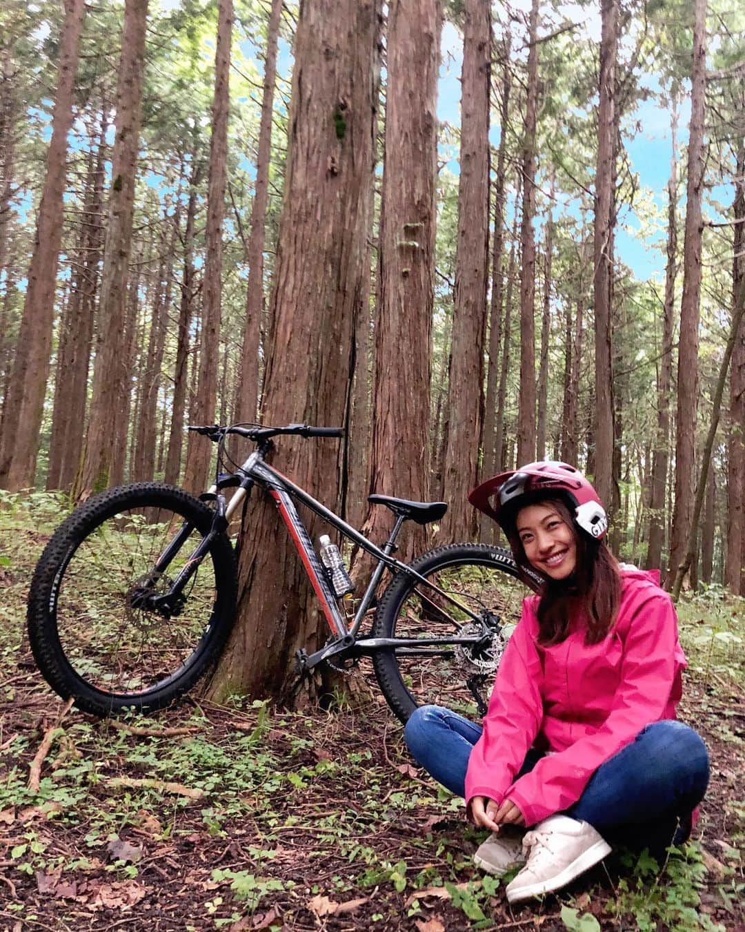 橋本聖子さんのインスタグラム写真 - (橋本聖子Instagram)「#富士山アクティビティ 🗻 東京もGo toトラベルが解禁されたと言うことで、おすすめの #3密回避 アクティビティ✨ . #マウンテンバイク に乗って、森の中を駆け巡る自然と戯れる #サイクリング 🚲💨 . 一言〝超楽しいです〟はい。笑 . 自然を感じ、空気も綺麗で、凄くリフレッシュできます。 動物もたくさんいるという事で「お邪魔します〜」と言いながら漕いでました🦌 #山梨旅行 の際は、是非🙌💓💓 . 近日、YouTubeにも動画をUPする予定なのでお楽しみに〜🌈🌈 . #BonVelo #マイクロツーリズム #サイクリング #レンタサイクル #ChusmaWOMANS #pr #トリドリベース #アクティブ女子」10月4日 21時39分 - _seikohashimoto
