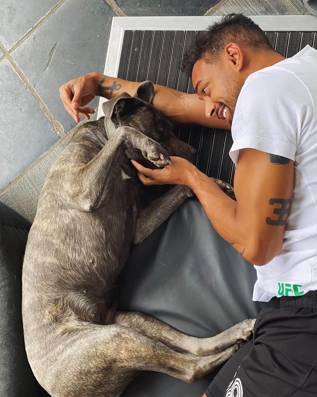 カリム・ベララビのインスタグラム：「I wish you all a nice Sunday enjoy it with your loved ones. 🐺🙂✌🏾💯❤️」