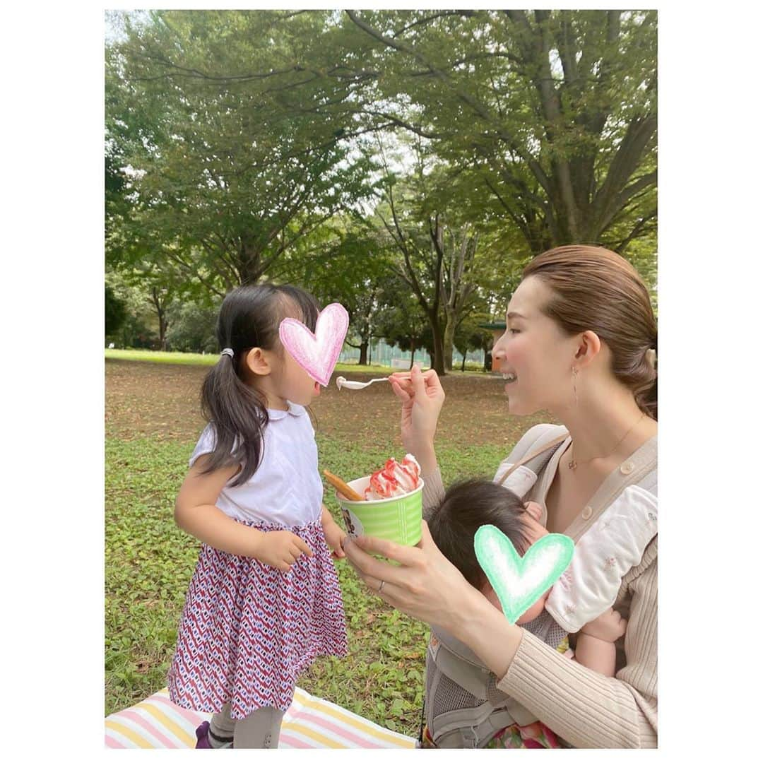 彩星りおんさんのインスタグラム写真 - (彩星りおんInstagram)「東京は暑過ぎず寒過ぎずの公園日和でした🌱🍦 最近の休日はもっぱら公園巡りをしています。  幸い今日はここ最近悩まされているブタクサ花粉の攻撃にも遭わずに済みました🙌🏻 え、え、ブタクサ終わった？ お願い、終わってぇぇ。  #公園日和 #きぬた焼ソフト #あーん #ふたりむすめ」10月4日 21時40分 - rion.ayahoshi