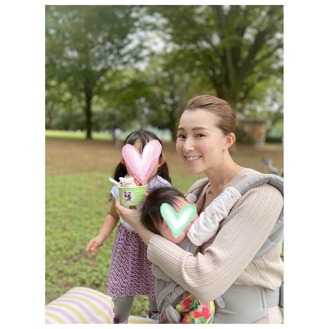 彩星りおんのインスタグラム：「東京は暑過ぎず寒過ぎずの公園日和でした🌱🍦 最近の休日はもっぱら公園巡りをしています。  幸い今日はここ最近悩まされているブタクサ花粉の攻撃にも遭わずに済みました🙌🏻 え、え、ブタクサ終わった？ お願い、終わってぇぇ。  #公園日和 #きぬた焼ソフト #あーん #ふたりむすめ」