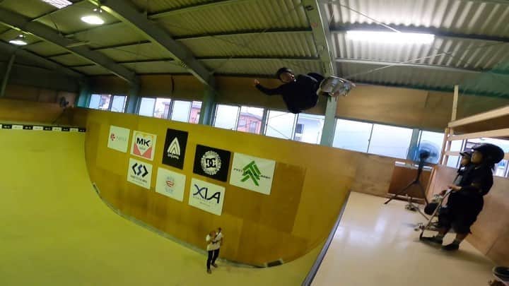 笹岡建介のインスタグラム：「NO PAD🤪  🎥@ao_shiro_minimum @kussy0718  @mktaxi.jp @dcshoes_japan @dorcus_tbs @bern_japan @stance_japan @skullcandyjapan @independenttrucks @rictawheels @minirampsteez @vertskateboarding @goprojp  #mktaxi#dcshoesjapan #dcshoes #skullcandyjapan #bells #independenttrucks #triforce_k #hi_5 #dorcus_tbs #6556skateboarding #divisio#fivecrossskatepark #showgekiskateboards #13mind#bern#bernjapan#make___#skate#skateboard #instagood #skatecrunch #skatecrunchmag #minirampsteez #vertskateboarding #goproのある生活#gopro」
