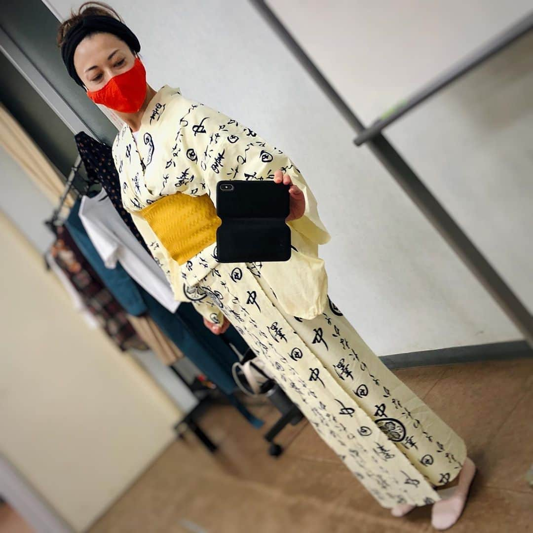 池田有希子さんのインスタグラム写真 - (池田有希子Instagram)「今年の夏、コロナで不意に時間の空いた演劇人達が集った「 #浴衣 を縫う会」で縫った浴衣を着て、本日 #カムカムミニキーナ 『 #燦々七銃士 』の稽古をしました。縫いながら「早くこれを着て芝居の稽古が出来ますように」と祈るような気持ちだったなあ。叶って嬉しい、ありがたい。対策に気を抜かず、攻めていきます！  #theaterlife #yukata #sewing」10月4日 21時44分 - yukikoikeda