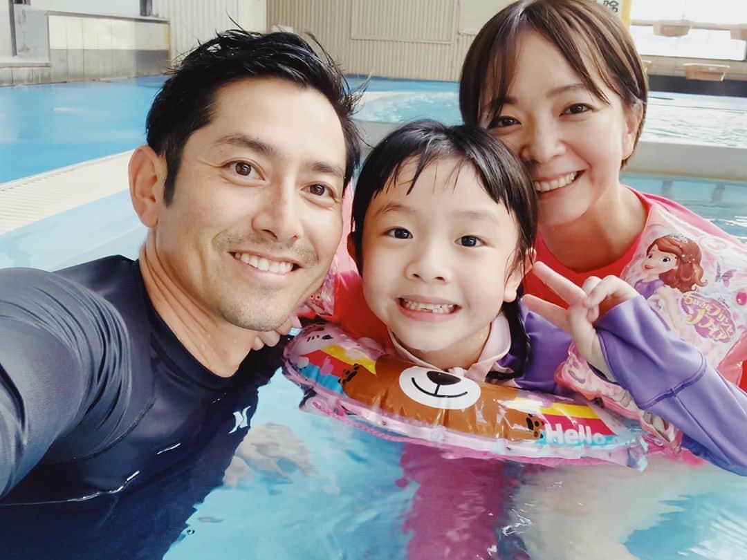 EMIのインスタグラム：「☆ 久々のプールで大はしゃぎ😆 やっぱりテンション上がるよね〜‼️ ⁑ YouTube撮影に池の平ホテルさんが全面協力して下さり 撮影許可を頂いて撮影しています🙌🏻 @ikenotaira.hotel  #長野旅行 #プール #家族旅行」