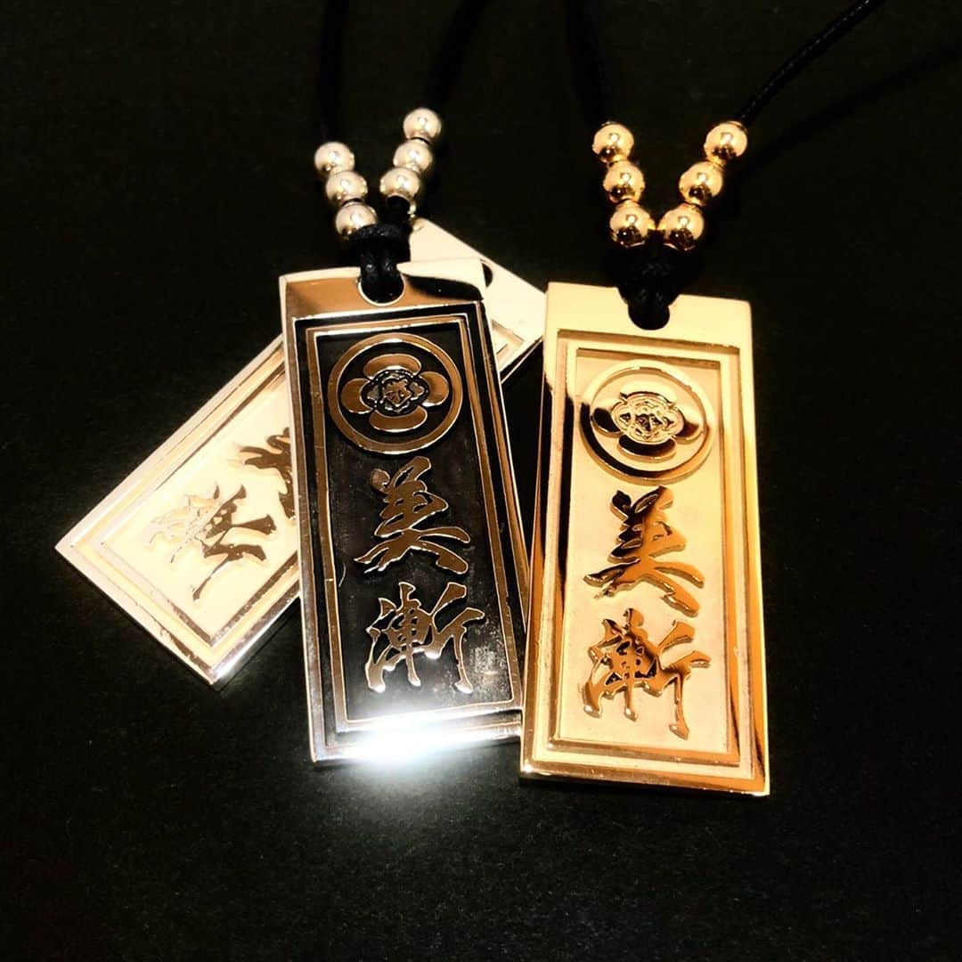 彫師美漸のインスタグラム：「thank you @daisukefujishima 💎 ・ 美漸オリジナル 10k gold/silver ・ ・ オリジナルネックレスの制作依頼は @daisukefujishima に🙏✨ ・ #刺青 #彫師 #美漸 #彫師美漸 #海老名 #中目黒 #タトゥー #東京タトゥー #tokyo #tattoo #art #fashion #bizenart #bizen #문신　#Bizentattoo  #tattooer #tattooist #tattooartist #tattooart #tattooshop #japanesetattoo #accessory」