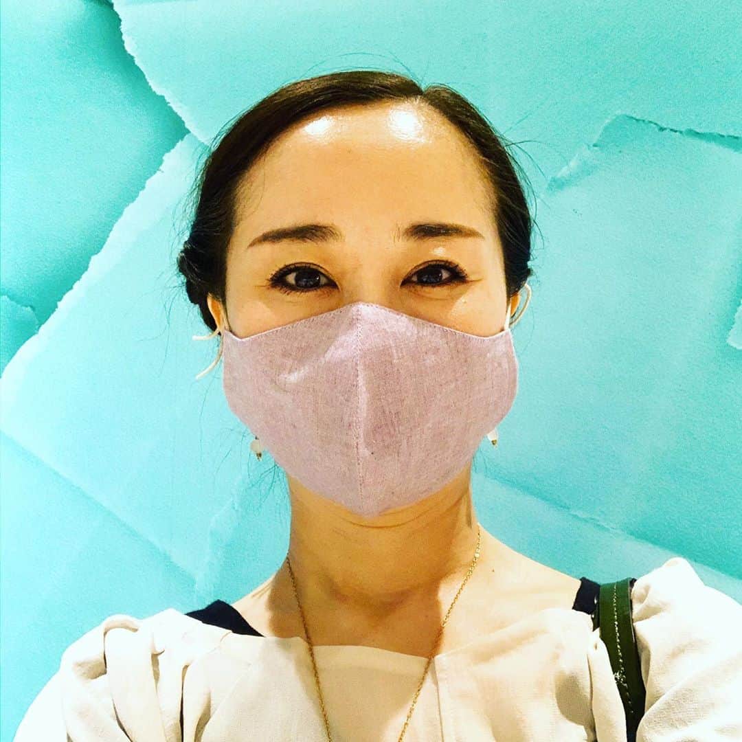 のインスタグラム：「洗って長く使うマスク…好きなデザイナーさんやご縁のある方の手がけるモノを使うと気持ちも明るくなります♪そんな一つ…✨ ここ何年もお世話になっている自由が丘の美容室　@kyarachiyuki で手に入るLAURELHURSTのマスク。色合いが和のテイストで、これはわたしも好きな優しい紫色「ヤナギハッカ」。見た目もそうですが、使い心地もよく、日本の町の縫製工場の確かな技術が活きる品です。  https://www.instagram.com/p/CF7BU5mjxrW/?igshid=mibru4ui1xep  #mask #japanmade #laurelhurst #kyara #マスク」