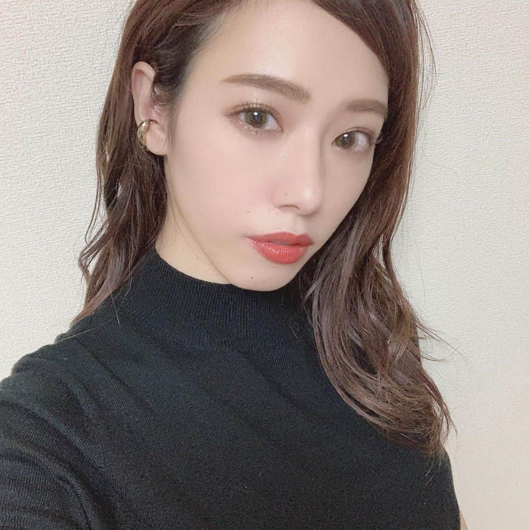 上地雅弥 MURUAのインスタグラム：「先日アップしたカラコン👀💗 やっぱり今までで一番ヒットだなぁ🥺 . 写真より動画の方が実際の着用感に近いです👉✨ . レンズも薄くて柔らかくて付けやすい🥺 コンタクトないと生きてけないので コレ！ってやつ見つかって嬉しい〜🥰 . . 全然関係ないですが、、 鼻のてっぺんに出来てた爆弾レベルのニキビ (この歳だと吹き出物でしょうか、、) やっと治ってよかった、、、😭笑 . . #secretcandymagic #candymagic #シークレットキャンディーマジック #キャンディーマジック #ライトブラウン #色素薄い系カラコン」