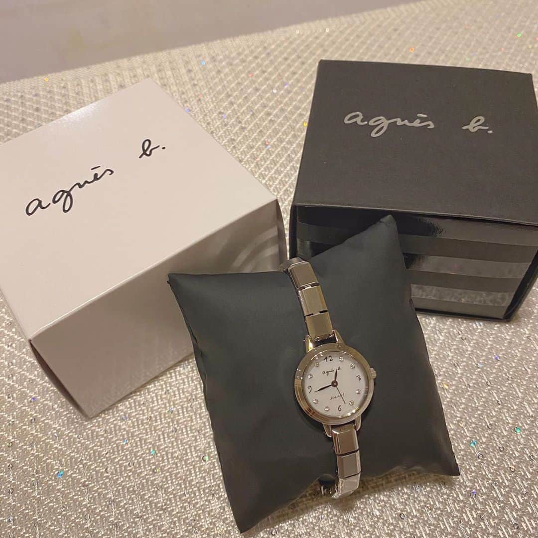 本島莉々果さんのインスタグラム写真 - (本島莉々果Instagram)「﻿ ﻿ ﻿ 初めての腕時計⌚﻿ 嬉しくてついつい腕時計見がち😂﻿ ﻿ ﻿ ﻿ #agnesb #あにえすべー #アニエスベー #腕時計﻿」10月4日 21時50分 - motoshimaririka