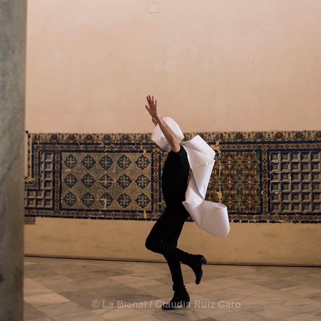DeFlamenco.comのインスタグラム：「"Andrés Marín: el baile como desafío" reseña por @saraarguijoes   @andresmarinflamencoabierto con "La vigilia perfecta" ayer en @labienaldeflamenco   En la portada de nuestra web deflamenco.com   https://www.deflamenco.com/revista/resenas-actuaciones/andres-marin-el-baile-como-desafio.html  #flamenco #deflamenco #fotoflamenco #baileflamenco #labienal #sevilla #flamencoexperimental #flamencosevilla #flamencopasion」