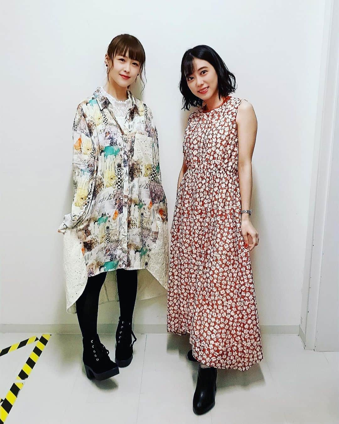 桜咲千依のインスタグラム：「声優の来るカラオケ屋さんイベント、御来場ありがとうございました( *´꒳`* )❤ えりぴょんとたくさんお話したり歌ったり楽しかったです✨✨✨ 色んな曲のカバー歌わせて頂きました(*´ω｀*) カラオケ全然行かないから最近の知らなすぎて、リクエストもらった曲全部聴いた🎶 いい曲たくさんでいつか歌いたいなって思いました♥ こうゆうのも凄く久々だし、何より皆の前でのイベントすっっっっっっごく久々だったので、ステージに行く時感動してしまった😭❤ やっぱり会えると凄く嬉しい...( *´꒳`* ) お渡し会マスクもしてるしアクリル板もあるしで、声がかなり聞き取りづらかったと思う💦 不快にさせてたらほんと申し訳ないです💦 またいつかイベントで皆に会えるのを凄く凄く楽しみにしてます❤ 今日は本当にありがとうございましたーーー！！ しゃもじー♡\(*ˊᗜˋ*)/♡  (衣装は大好きなスカラーさんです✨)」