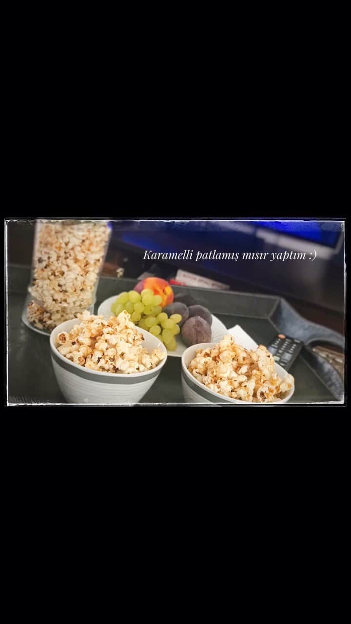 高野あゆ美のインスタグラム：「Dün tarifini soranlar için paylaşıyorum, evde sinema izlerken yanına güzel oluyor:) İyi keyifler 🍿 #ayumininmutfağı #patlamışmısır #karamellipatlamışmısır #yemektarifleri」