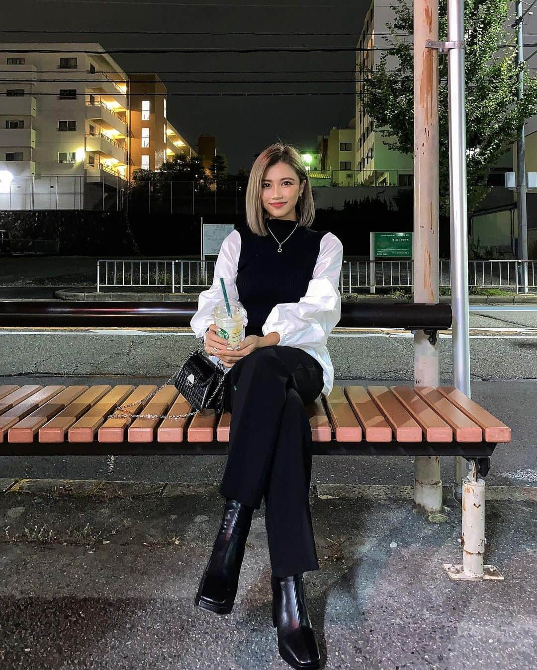 ILYのインスタグラム：「夜のスタバを私は幸せと呼ぶ💚」