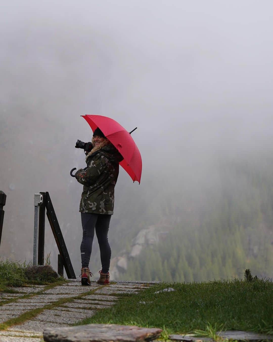 リンゼイ・ジャコベリスさんのインスタグラム写真 - (リンゼイ・ジャコベリスInstagram)「Rainy day explorations...how many puddles did I stomp through? 📸 @sennaleith」10月4日 22時04分 - lindseyjacobellis