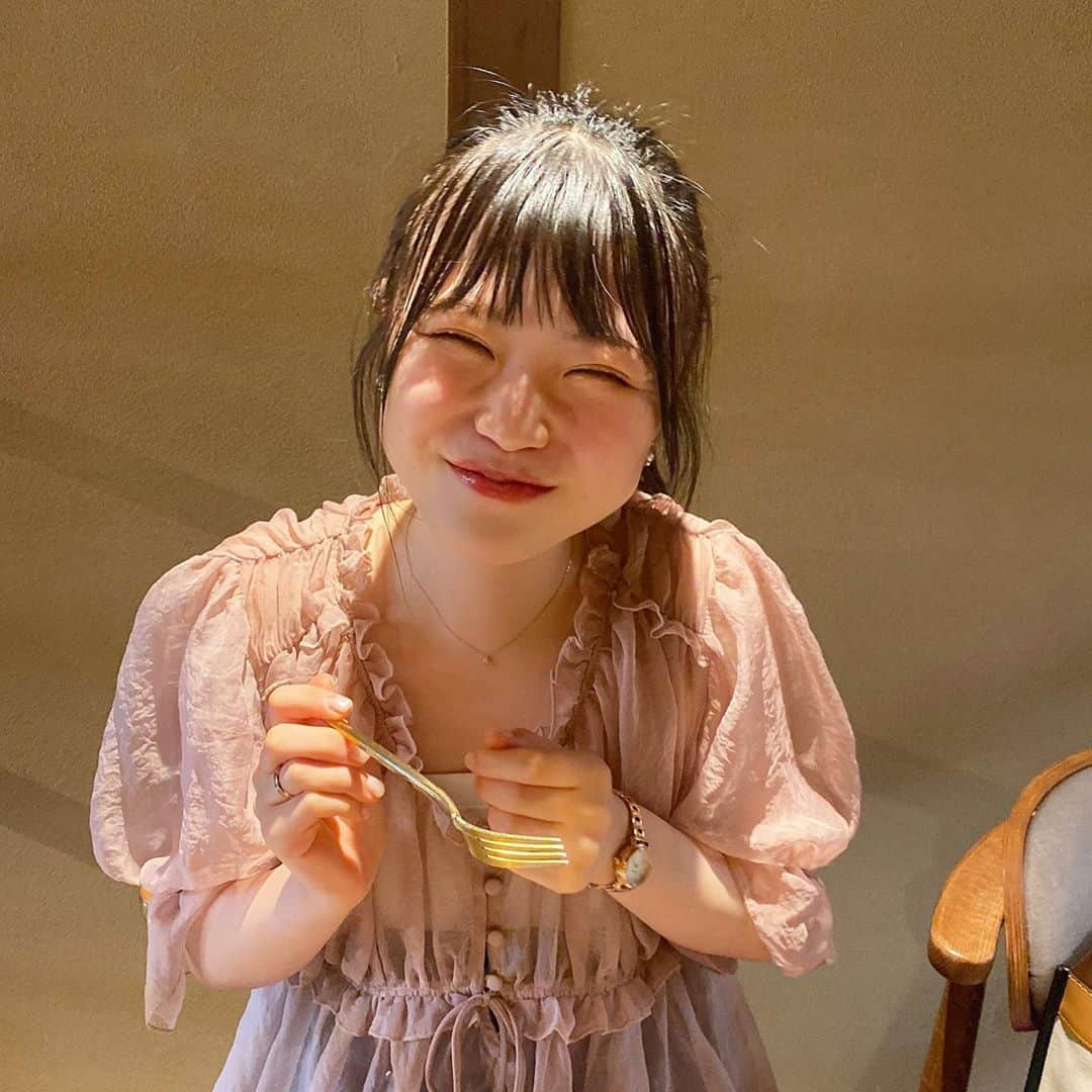 出口結菜さんのインスタグラム写真 - (出口結菜Instagram)「《🍃#京都　#和栗専門紗織》﻿ ﻿ 🌰紗織「絽」（¥1800+tax）﻿ ﻿ ﻿ よくテレビなどのメディアで取り上げられているモンブラン。。。﻿ ﻿ ﻿ もうずっと食べたくて、﻿ でも整理券取るのに朝イチから並ばないと取れないとか？！聞いていて、、﻿ ﻿ ﻿ でもこの日は平日だったからなんと、、﻿ 整理券が取れちゃいました✨✨✨✨﻿ ﻿ ﻿ 念願すぎて、、、🥺﻿ ﻿ ﻿ ﻿ 私は9月に行ってんけど、少し栗の生産量の問題で1番有名な「紗」がなくて「絽」にしました！﻿ ﻿ でもでも、、！10月から「紗」が復活したみたい🤩❣️﻿ ﻿ ﻿ 私は「絽」を食べたんやけど、ほんまにボリュームがすごい！！！﻿ ﻿ 自然な栗感を存分に出したモンブラン。🌰﻿ ﻿ ﻿ 甘さ控えめっていうより、栗以外の余計な甘さを付け足してない感じやから、﻿ ﻿ ザ！！栗！！！🌰✨✨﻿ ﻿ ﻿ しかも、中にはサクサクのメレンゲだったり、ほんのり甘いクリームが入っていたり、、いろんな味が楽しめて満足◎﻿ ﻿ ﻿ ﻿ ﻿ これは整理券を取るために並びたくなる🥺💗﻿ ﻿ ﻿ モンブラン好きは一度は食べて欲しいなぁ、、！﻿ ﻿ ﻿ ﻿ ﻿ 店内も落ち着いていて、最高でした！﻿ ﻿ ﻿ \テイクアウトもあるので是非🌼/﻿ ﻿ ﻿ ___________________________________________﻿ ﻿ ❤️ 京都府京都市下京区木屋町通松原上る二丁目和泉屋町170-1 ﻿ 💗河原町駅から🚶‍♀️5分﻿ 💛10時〜18時（9時から整理券配布）﻿ 🧡テイクアウト→11時〜﻿ 💚予約不可﻿ 💙別々会計🙆‍♀️﻿ ___________________________________________﻿ ﻿ #紗織 #saori #モンブラン #モンブラン専門店 #モンブランケーキ #栗 #🌰  #京都カフェ #京都グルメ #京都スイーツ #河原町グルメ #栗スイーツ #秋スイーツ #食欲の秋 #スイーツ #スイーツ巡り #人気店 #整理券 #甘いもの #甘党 #ポニーテール  #instafood #食べ物 #食べ物記録 #グルメ #グルメ好きな人と繋がりたい #foodstagram  #ラビグルメ  ﻿ ﻿」10月4日 22時06分 - yui_laby0622