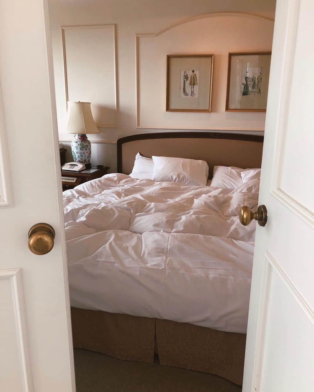 Julia Castroさんのインスタグラム写真 - (Julia CastroInstagram)「Hotel The Manhattan 幸せすぎるホテルステイだった🥂 これからも近場でホテルステイして動画撮れたらなと思うのでオススメや、気になるホテルなどあったら教えてください🌙 . #hotelthemanhattan  #hotelstay #stayhotel #beautifulhotel #hotel #bedroom #photography #retro #morning #photo #interior #beautiful #view #ホテルステイ #朝日 #ベッドルーム #写真 #朝 #幸せ空間 #インテリア #レトロ #幸せ #お泊り #レトロインテリア #寝室 #julistagram」10月4日 22時07分 - julia.c.0209