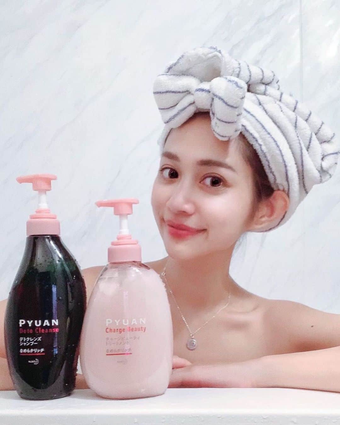 のインスタグラム：「バスタイムから失礼します🛁 . . 花王さんの新製品発表会に Zoomで参加したよ💻💓 . 髪の毛の根元はベタつくのに毛先はパサパサ… そんな"混合頭髪"に特化したシャンプーとトリートメントが発売されるらしいんだけど、 なんと私の髪質の悩みにぴったりで嬉しい😳‼️ . そんな人、けっこう多いんじゃないかな？？💡 新ヘアケアカテゴリーのこの商品かなり人気に出そう🤤🤤 . . . . . #混合頭髪 #ピュアン #ベタパサをかるうる髪に #花王 #PR」