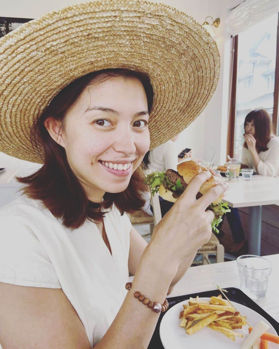 SHANTIさんのインスタグラム写真 - (SHANTIInstagram)「My Babe says I eat like a carnivore but my burger is vegan. @hayamabreadclub Sunday Special.  This vegan patty is soft and unravels in the mouth blending nicely with the homemade tomato sauce and fried onion. The bun has pumpkin baked into it and comes with a side of nice organic chips and pickles. Will be back for more!  ビーガンバーガーの正解版。バーガーが柔らかい。自家製トマトソースとグリルドオニオンとよく合う。パンにはカボチャが練り込んであって、サイドにオーガニックポテトと自家製ピクルスが。 日曜日限定 また来るベし。 よはまんぞくじゃ😆  #ビーガン #ビーガンバーガー #葉山ビーガン #葉山グルメ #パーカー #バーガー女子 #菜食主義 #美味しいパン屋さん #美味しいバーガー #エシカルフード」10月4日 22時09分 - shantimusic