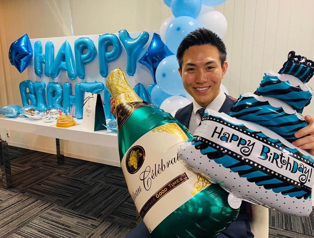 寺口泰海のインスタグラム：「オフィスに入ったらびっくり‼️ 誕生日のサプライズしてもらいました。 これからも関わっていただく全ての方に感謝して最高の会社にしていきます！」