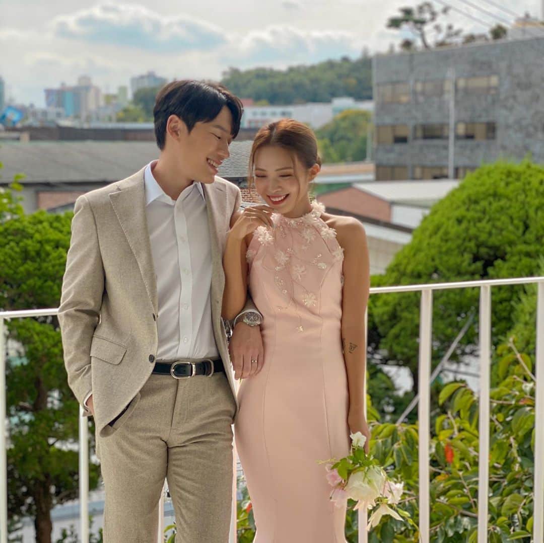 キム・ダヘのインスタグラム：「진짜 마지막... 🌸🌸 천개는 더 올리고싶다  스튜디오 @muistudio 헤어 @na__bor 메이크업 @makeup_maker_ 드레스 @rosasposadress 부케 @o_hanaflower」