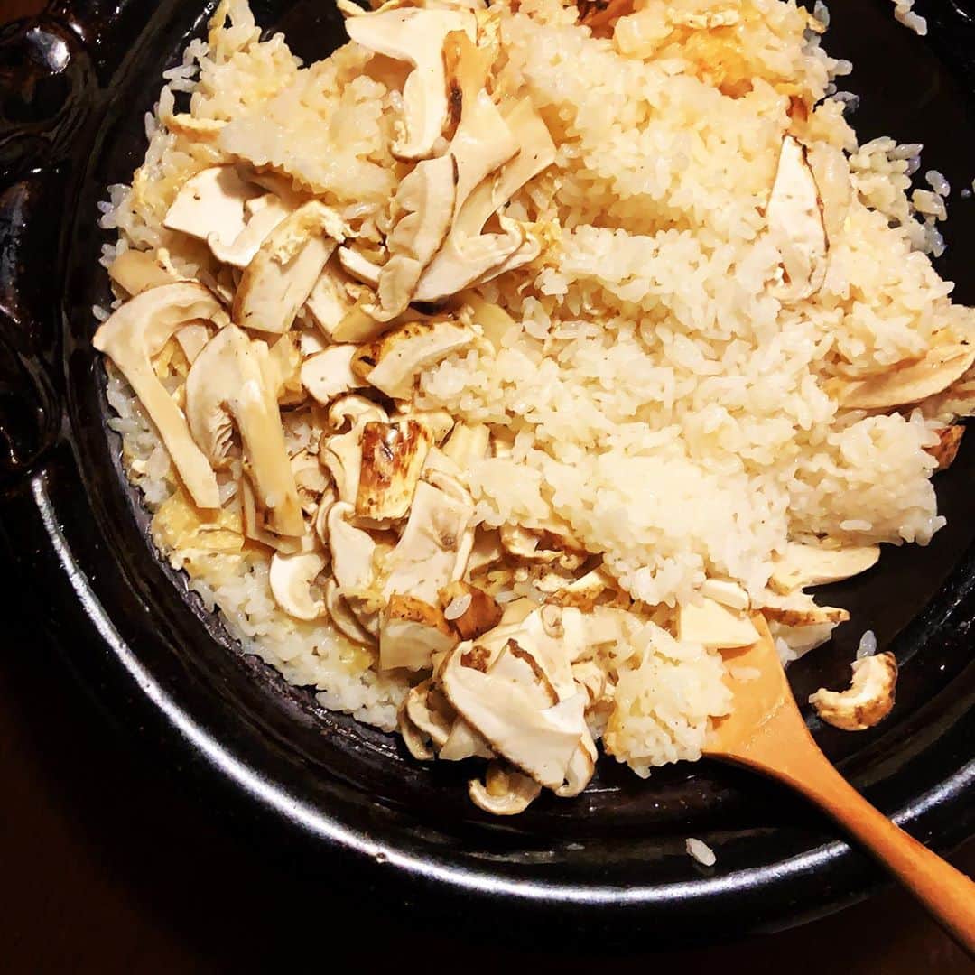 志摩有子さんのインスタグラム写真 - (志摩有子Instagram)「カナダ産松茸が安くなっていたので、新米と合わせて今年初の松茸ごはんに。カナダ産は大きいので大ぶりに切ってたっぷりと。香りも充分で大満足。コク出しに細かく刻んだ油揚げも投入。お茶碗によそってから、カボスとまつのはこんぶで食す。土鍋は土楽窯の黒鍋。  #松茸ごはん #カナダ産松茸 #土楽窯 #黒鍋 #仁田米こしひかり #新米の季節」10月4日 22時13分 - ariko418