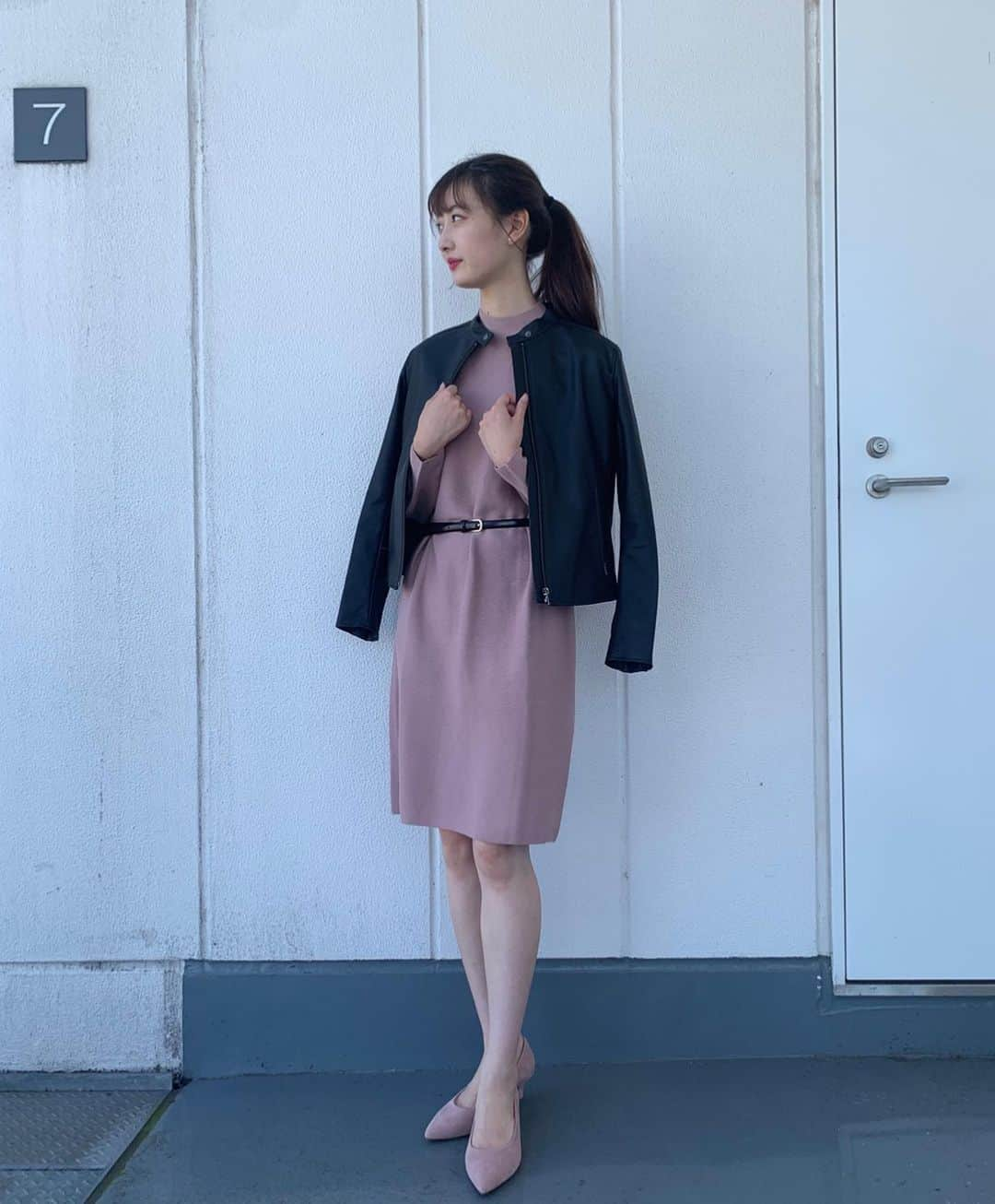 浅賀美咲さんのインスタグラム写真 - (浅賀美咲Instagram)「10月にも入り、秋がやってきましたね🍁 衣替えしなきゃな〜😄  先日ユニクロで全身コーデをしました✨ ニットワンピースをベルトで締めて、スッキリとした印象にしました🤗  ユニクロ様の着こなしやコーディネートを検索でき、新しいスタイルが発見できるアプリ【StyleHint】でミス成蹊が選ぶおすすめユニクロコーデを紹介しています🤗 是非チェック、フォローお願いします🌷  ミス成蹊アカウント: @missseikei ユニクロ吉祥寺店様のアカウントにもお洒落なコーデが沢山！: @uniqlo_kichijoji  #ユニクロ吉祥寺店 #3dコットンバルーンスリーブワンピース  #レザータッチジャケット   #ミス成蹊 #ミス成蹊コンテスト#ミス成蹊コンテスト2020 #ミスコン #ミスコンテスト #ミスコンファイナリスト」10月4日 22時14分 - miss20seikei_5