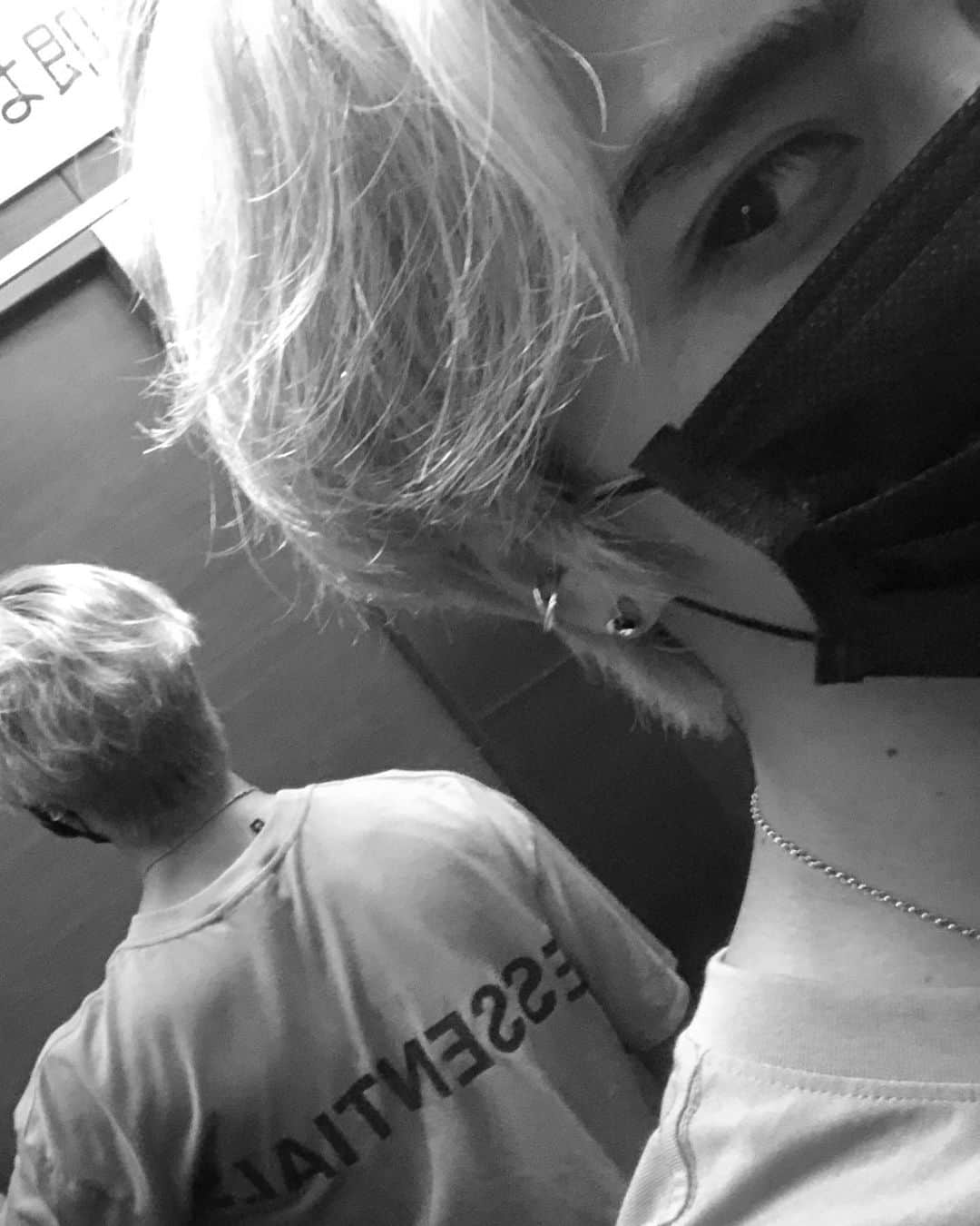 原田デイビッドさんのインスタグラム写真 - (原田デイビッドInstagram)「✖️✖️✖️  #essentials #tshirt #blackandwhite #monochrome #mono #eye #selfie #elevator #x #モノクロ #せるふぃー」10月4日 22時15分 - davidharada_01