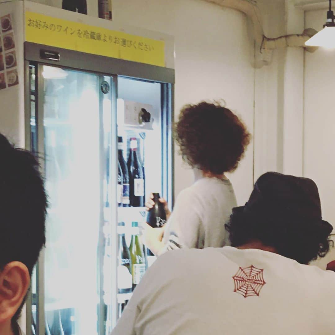 猫沢エミさんのインスタグラム写真 - (猫沢エミInstagram)「モジャミが真剣に選んでいる。 ビオワインを選んでいる。 大事な友達のためにハズせないわと選んでいる。  今日はロワール。ガメイの単種で。  ウンチクじゃないんだよ。料理も酒も、誰かを幸福にしようと思ったら、おのずと上達するもんなんです。  #東京下町時間　#そこに愛はあるのかい？」10月4日 22時18分 - necozawaemi