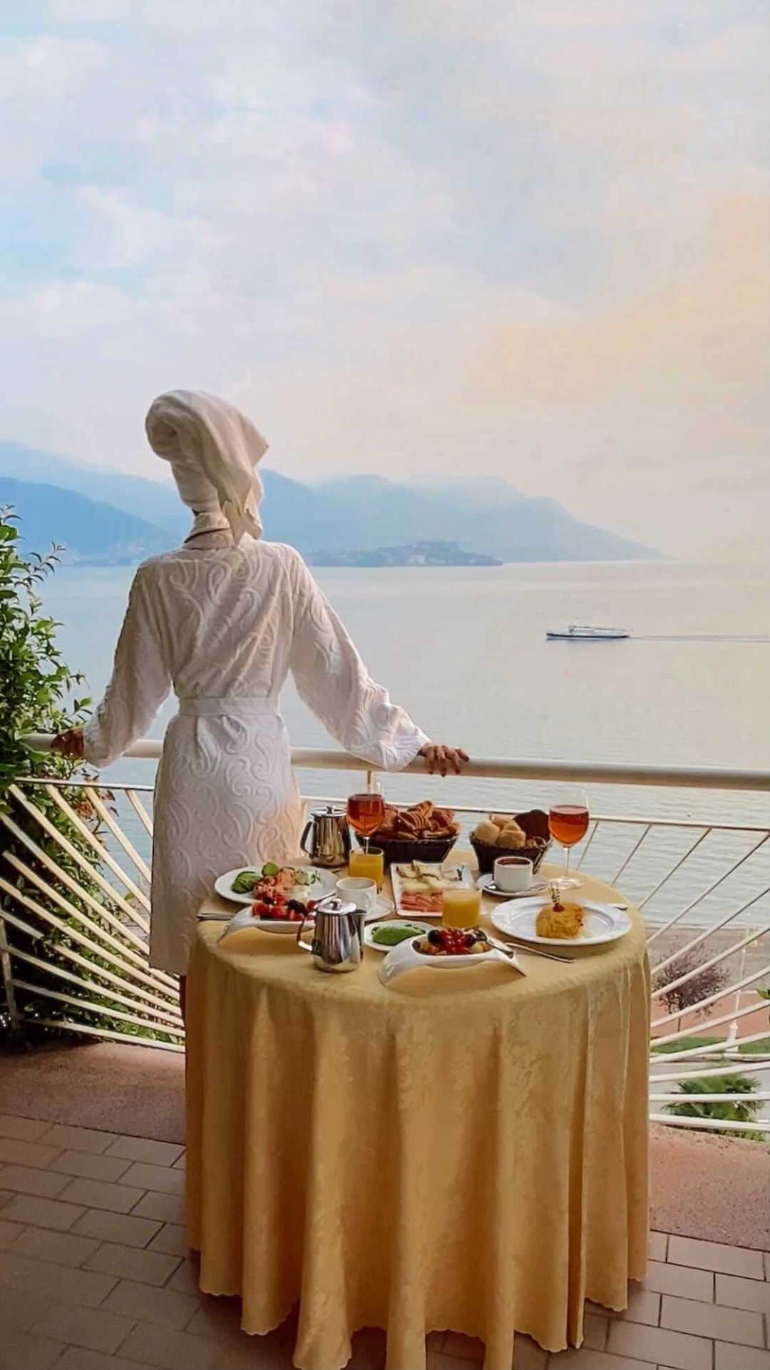 バーボラ・コディトヴァのインスタグラム：「Breakfast at @hlapalma_skybar 🥂」