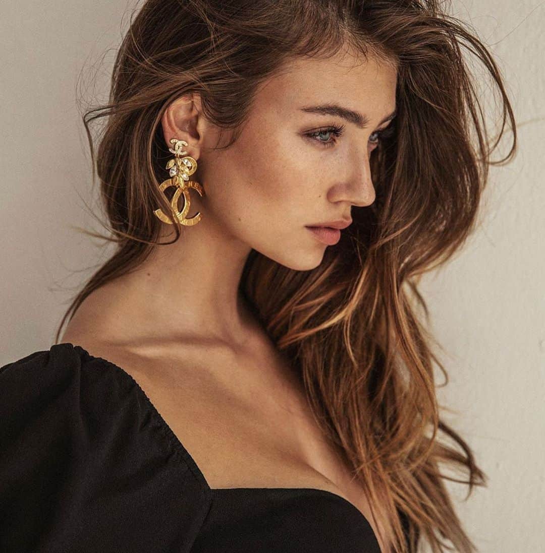 NINA PARKのインスタグラム：「Another one from the new story w @lorena bae 🦋 ________________________________________________ #Mgmt Lorena @verornd II #Photographer @linatesch; helping hands @maximilianbaier II #Styling @sarahsharonkarsten II #Hair @helgebranscheidt II #MakeUp by Me @ninaparkbeaute for @ballsaal_artist_mgmt used products @chanel.beauty」
