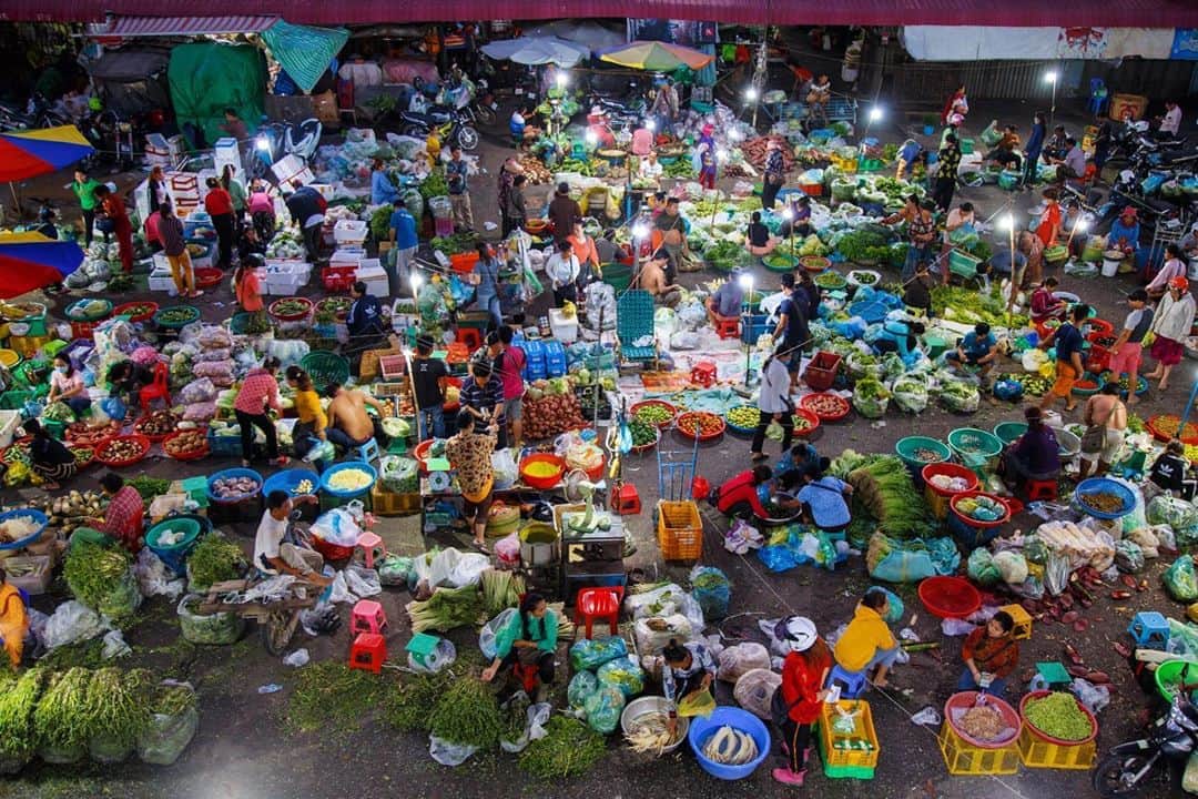 Shunsuke Miyatakeのインスタグラム：「A lively people enjoying market between night and morning, Phnom Penh, Cambodia」