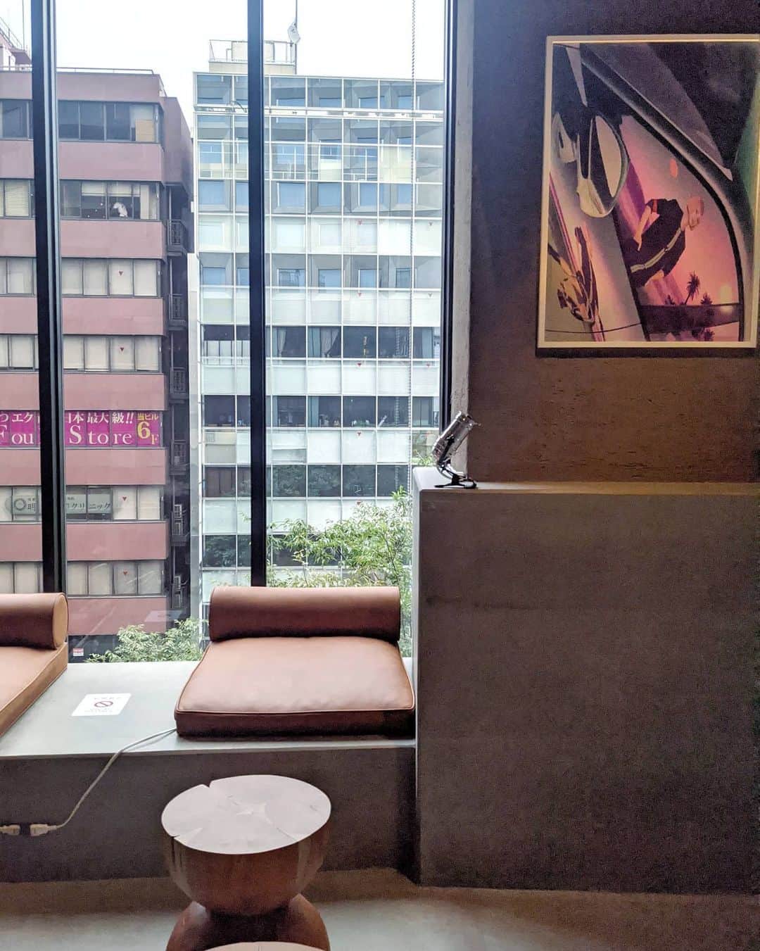 鍋島のぞみさんのインスタグラム写真 - (鍋島のぞみInstagram)「#今日のアイスラテ #ヴァリーパークスタンド #渋谷 ミヤシタパーク隣接のホテルの下のカフェ。 入った瞬間、「いい空間！」と呟いてしまったほど。 思ったほど混んでないしWi-Fi＆コンセント有🙌🏻 しっとりクッキー好き女子が多い中、 私はザクザク系が好きなのでクッキーも好みでした🍪 しかし… ミヤシタパークに近付くと もれなくパンダを食べてしまう罠な🐼 #ラテたび」10月4日 22時23分 - nozominabeshima