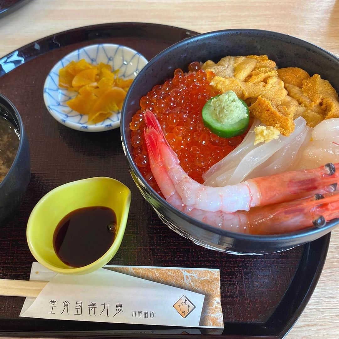 マリアのインスタグラム：「北海道で食べた海鮮丼 ツヤツヤで美味しかった😌❤️  #北海道#海鮮丼#美味」