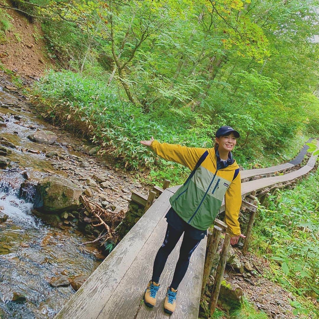 上杉あずさのインスタグラム：「. お気に入りの #登山靴 #👟 Columbiaのキャメルカラーに青い靴紐。 前はよくスニーカーで山登っていましたがこの子に出会えて世界が変わりました😂(笑) 登山靴は思った以上に歩きやすくて安心感すごい！！とりあえず、足首ゆるゆる星人な私でも、すっごく不安なく歩けて感動しました✨変な疲労も溜まらなかったかも！！これならもう捻挫しなくて済みそうです！ #colombia #shooes #climbing #mountain #athletic #nature #trekking #japan #river #outdoor #登山 #トレッキング #アウトドア #自然 #山 #山道 #登山道 #コロンビア #シューズ」
