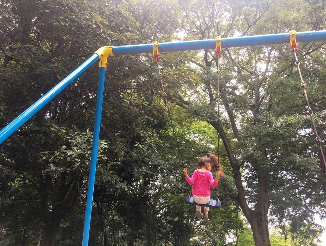 六車奈々さんのインスタグラム写真 - (六車奈々Instagram)「今日も、林へ。 近くの公園で、たっぷり遊んできました^_^  #娘との時間 #公園 #たのしかった」10月4日 22時24分 - nanarokusha