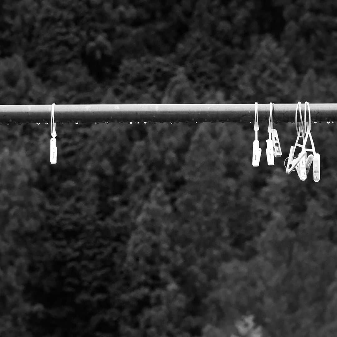 naotakeのインスタグラム：「洗濯ばさみ - Clothespins / X-T2 & Snapseed, 20201005 . . 初めてのパンク。ロードサービスに助けていただきました。深謝。 . . #spicollective #royalsnappingartists #infamous_family #rsa_main #infinity_photo_cult #2_fineart #jp_gallery_member #jp_gallery_bnw #trb_bnw #wp_bnw  #bnw_life #bnwlife_member #bnw_life_shots #bnw_captures #world_bnw #top_bnw #team_jp_ #team_jp_モノクロ #ig_energy_bw #ig_nihon #streetphotographybnw #igersjp #blackandwhite #bnw #bnwphoto #monochrome #bw #bnwphotography #今日もx日和 #fujifilm_xseries」