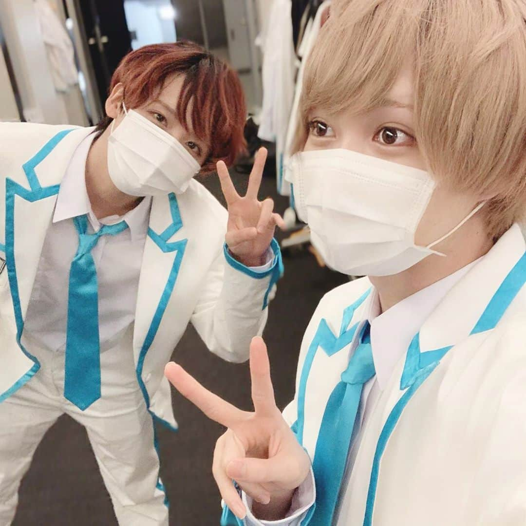 富園力也のインスタグラム：「特典会ありがとうございました‼️✨ 自分の写真撮るの忘れてて陣との写真しか撮ってなかった😂 これはどんな気持ちで撮ってるのか後で聞きたいと思います！ #VOYZBOY #富園力也」