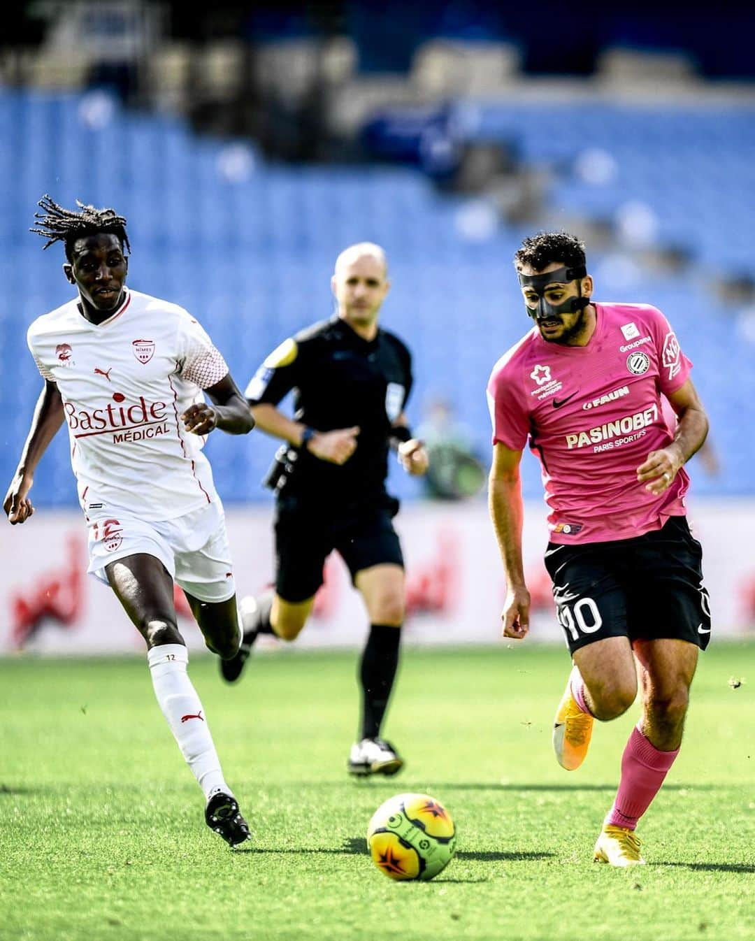 リーグ・アンさんのインスタグラム写真 - (リーグ・アンInstagram)「🆚 #MHSCNO (0-1) 🔐 Dans un match fermé, le @nimesolympique s'impose pour la première fois en @ligue1ubereats à La Mosson et remporte le derby 💪 !  Nîmes Olympique snatch a win in the derby against Montpellier thanks to Renaud Ripart ! • • #Ligue1UberEats #RenaudRipart #NimesOlympique #LaMosson #StadedelaMosson」10月4日 22時42分 - ligue1ubereats