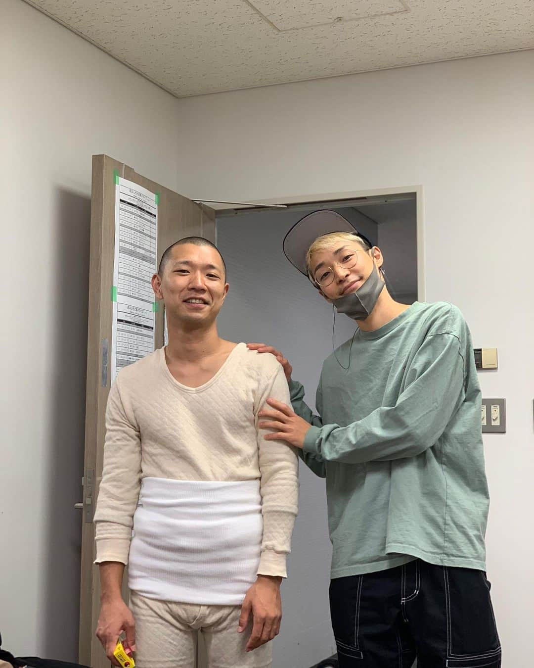 池田真一のインスタグラム：「しっかり見届けた！ 1年目の時からずっと見てきたコンビ 10年間ずっとおもろかったな〜 この2人ならどんな形であれおもろい事できるはず！これからもよろしくな！ お客さんも芸人さんも見てない人はアーカイブ見て欲しい！ 死ぬほどおもろくてかっこええから！ ヒガシ逢ウサカも月刊コントも最高です。」