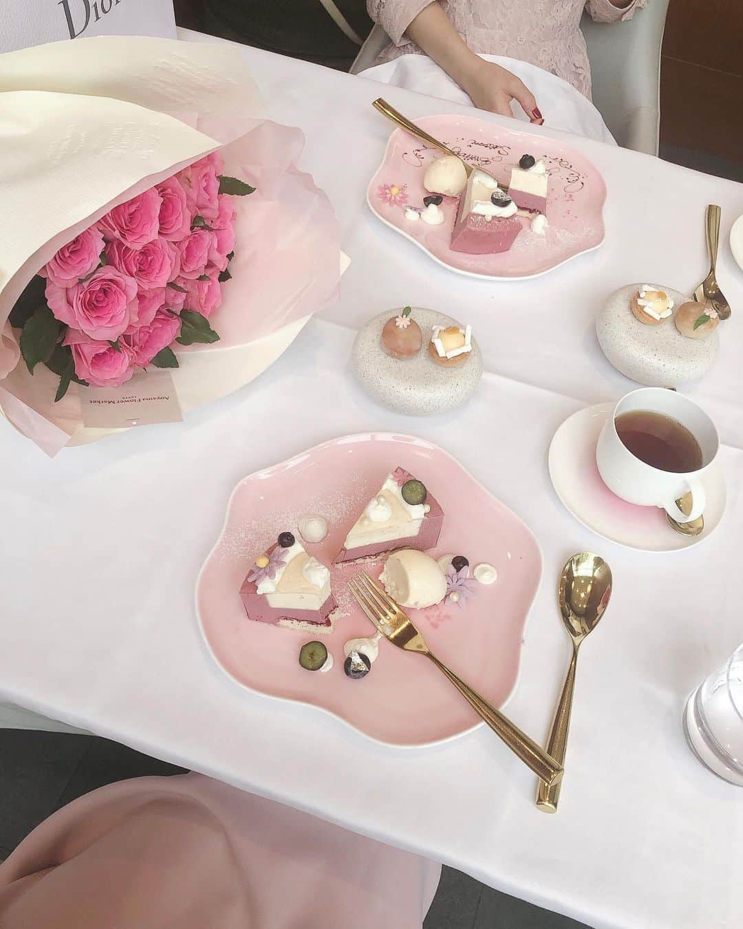 松岡里枝さんのインスタグラム写真 - (松岡里枝Instagram)「ケーキがとっても可愛かったの🙌🏻☺️💞 ピンクのバラの花束も 可愛いさとみんにぴったりでした💐💗  お皿も可愛くてお料理も美味しかったです🥂💞 贅沢に白トリュフまで食べちゃいました🤤✨  個室で、大きな窓も開放感があってすごく良かった💞 何年かぶりのフィリップミルでした🍽  #フィリップミル #ミッドタウン #ランチ #フレンチ #誕生日 #女子会 #ケーキ」10月4日 22時53分 - okarie1023