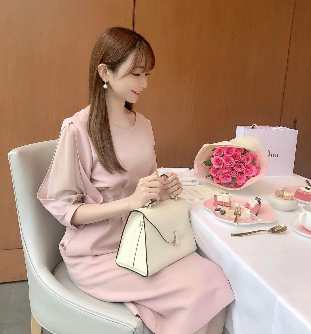 松岡里枝さんのインスタグラム写真 - (松岡里枝Instagram)「お誕生日会の時の私服です💕  フレンチレストランなので綺麗めでもありつつ 女子会なので可愛らしい落ち着いたピンク💓  買ったばかりの、 @jusglitty_official のワンピースです👗💞  こういう the女子 なワンピース 最近あんまり着てなかったけど やっぱり可愛いなぁ( ´∀｀)💕  バッグは @valextra できちんと感を🎀  #fashion #coordinate #jusglitty #valextra #lunch #私服 #ジャスグリッティー #ヴァレクストラ #フィリップミル #ミッドタウン #ランチ #女子会 #フレンチ」10月4日 22時57分 - okarie1023