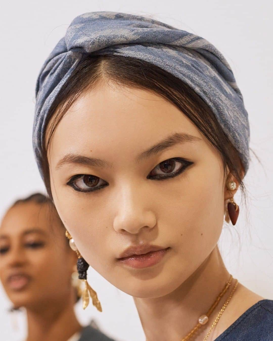 クリスチャンディオールさんのインスタグラム写真 - (クリスチャンディオールInstagram)「The focus of the makeup look of the Dior Spring-Summer Ready-To-Wear show was on the eyes: « a balanced line of Diorshow 24H Stylo, neither thin or thick, but it frames the eyes » said @peterphilipsmakeup, Creative & Image Director of Dior Makeup. And a final touch with the new Diorshow Iconic Overcurl on the lashes!  © @sophietajan  • #DiorSS21 #diormakeup @diormakeup」10月4日 23時00分 - dior